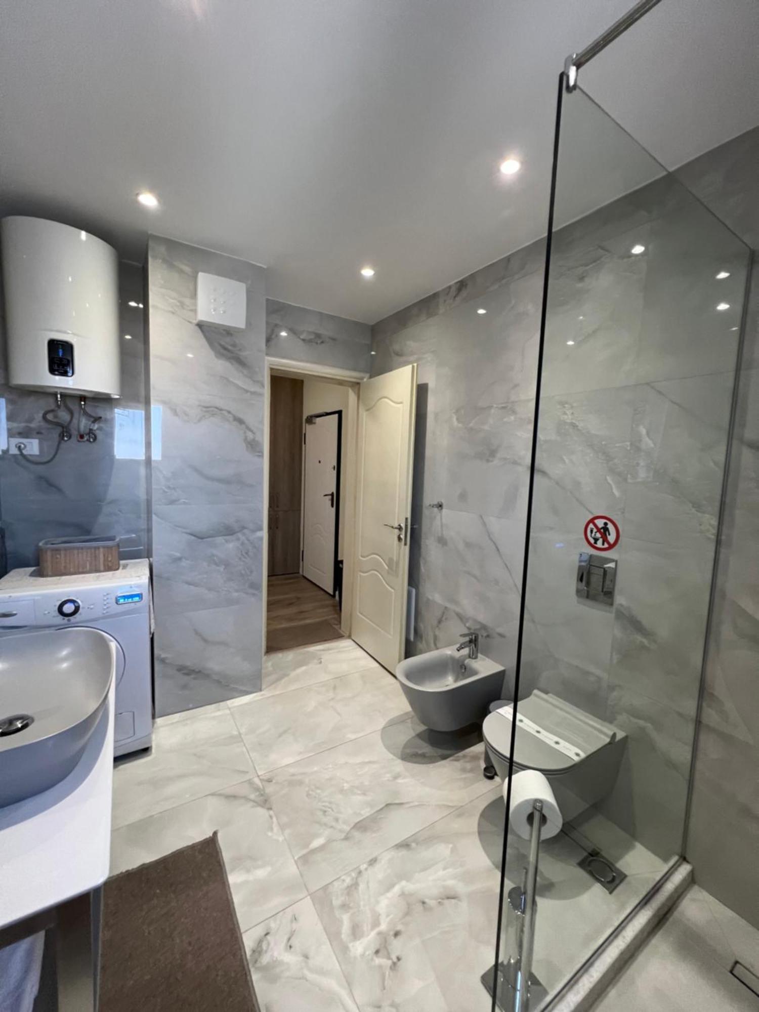Center View Luxury Apartment 티라나 외부 사진